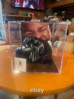 Gant de boxe Everlast signé de Mike Tyson avec certificat d'authenticité Beckett dans une vitrine.