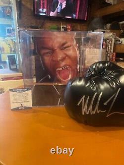 Gant de boxe Everlast signé de Mike Tyson avec certificat d'authenticité Beckett dans une vitrine.