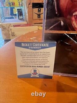 Gant de boxe Everlast signé de Mike Tyson avec certificat d'authenticité Beckett dans une vitrine.