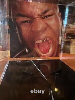 Gant de boxe Everlast signé de Mike Tyson avec certificat d'authenticité Beckett dans une vitrine.