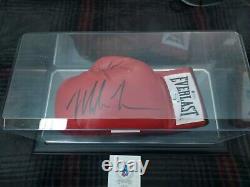 Gant de boxe Everlast signé par Mike Tyson - Beckett COA - Boîtier d'affichage avec carte COA