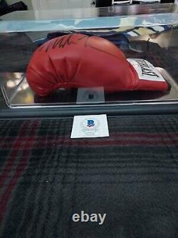 Gant de boxe Everlast signé par Mike Tyson - Beckett COA - Boîtier d'affichage avec carte COA