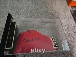Gant de boxe Everlast signé par Muhammad Ali dans un étui avec certificat d'authenticité du Fan Club