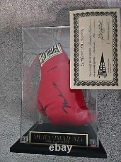 Gant de boxe Everlast signé par Muhammad Ali dans un étui avec certificat d'authenticité du Fan Club