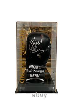 Gant de boxe exclusif signé par Nigel Benn dans une vitrine avec certificat d'authenticité