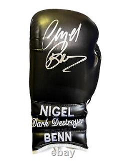 Gant de boxe exclusif signé par Nigel Benn dans une vitrine avec certificat d'authenticité