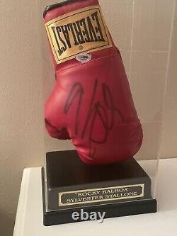 Gant de boxe signé et autographié par Sylvester Stallone avec certificat d'authenticité PSA et étui d'exposition.