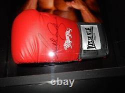 Gant de boxe signé par Anthony Joshua dans un étui d'exposition avec une façade en Plexiglas + COA
