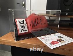 Gant de boxe signé par Mike Tyson avec boîtier d'affichage et certificat d'authenticité