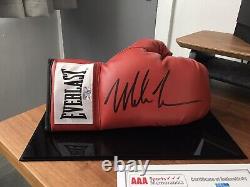 Gant de boxe signé par Mike Tyson avec boîtier d'affichage et certificat d'authenticité