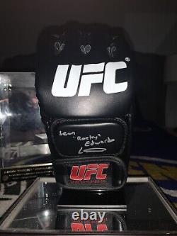 Gant signé de l'UFC par Leon Edwards (JSA COA) dans une vitrine