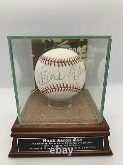 Hank Aaron Signé Baseball Steiner Coa & Turner Field Dirt Display Case