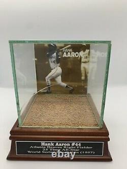 Hank Aaron Signé Baseball Steiner Coa & Turner Field Dirt Display Case