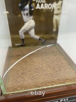 Hank Aaron Signé Baseball Steiner Coa & Turner Field Dirt Display Case