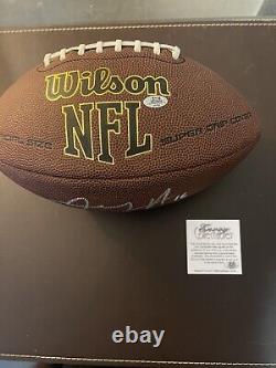 Jared Goff, quarterback des Lions de Detroit, signe un ballon de football Wilson NFL avec certificat d'authenticité, hologramme et boîtier d'exposition.