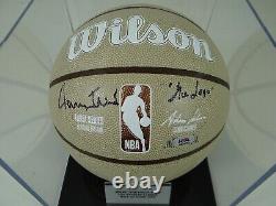 Jerry West, balon NBA signé à la main par Jerry West des LA Lakers, dans un coffret d'exposition avec un certificat d'authenticité PSA.