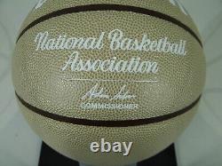 Jerry West, balon NBA signé à la main par Jerry West des LA Lakers, dans un coffret d'exposition avec un certificat d'authenticité PSA.