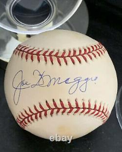 Joe Dimaggio Autographied Rawlings Official Al Baseball Avec Sca Coa & Display Case