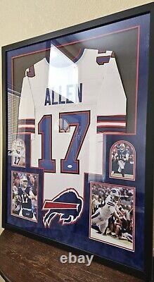 Josh Allen a signé un affichage encadré personnalisé de 34 x 42 maillot des Buffalo Bills avec certificat d'authenticité JSA.