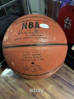 Kareem Abdul Jabbar a signé le ballon de basket NBA avec JSA COA et une vitrine d'exposition.