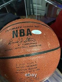 Kareem Abdul Jabbar a signé le ballon de basket NBA avec JSA COA et une vitrine d'exposition.