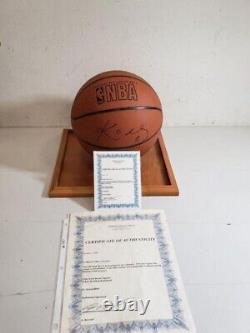 Kobe Bryant #8 signé Spalding Basketball dans une vitrine avec certificat d'authenticité