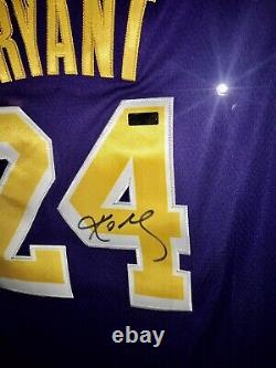 Kobe Bryant A Autographié Swingman Jersey Dans Le Boîtier D'affichage Avec Coa Et Nameplate