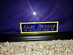 Kobe Bryant A Autographié Swingman Jersey Dans Le Boîtier D'affichage Avec Coa Et Nameplate