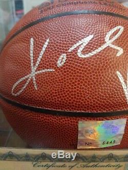 Kobe Bryant Et Vince Carter Autographed Basketball Avec Vitrines Coa Inclus