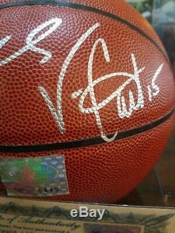 Kobe Bryant Et Vince Carter Autographed Basketball Avec Vitrines Coa Inclus
