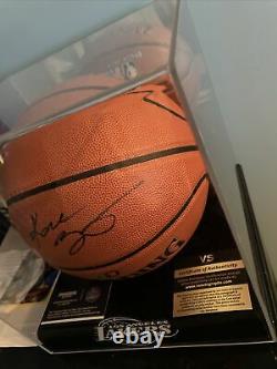 Kobe Bryant Psa/dna Authentic Autographié Basketball Avec Coa + Display Case