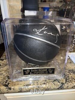 Kobe Bryant Signé Basketball Avec Boîtier D'affichage Kobe Et Authenticité Label Coa