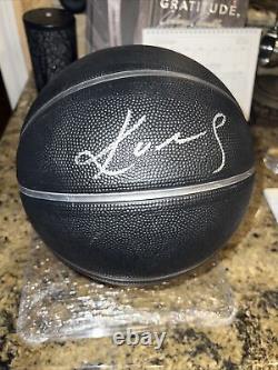Kobe Bryant Signé Basketball Avec Boîtier D'affichage Kobe Et Authenticité Label Coa