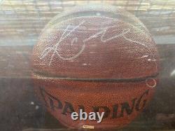Kobe Bryant a signé un ballon de basketball Spalding dans une vitrine d'exposition COA.