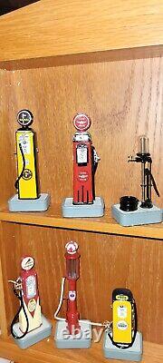 La collection classique de mini-pompes à essence américaines avec livre et vitrine avec COA.