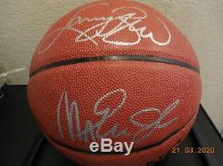 Larry Bird & Magic Johnson Double Autographié De Basket-ball Avec Affichage Cas Et L'aco