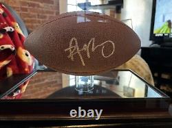 Le ballon de football autographié par Aaron Rodgers avec un COA et une vitrine de présentation