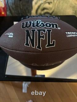 Le ballon de football autographié par Aaron Rodgers avec un COA et une vitrine de présentation