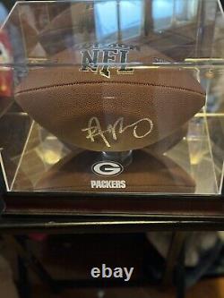 Le ballon de football autographié par Aaron Rodgers avec un COA et une vitrine de présentation