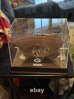 Le ballon de football autographié par Aaron Rodgers avec un COA et une vitrine de présentation