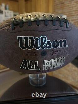 Le ballon de football autographié par Aaron Rodgers avec un COA et une vitrine de présentation