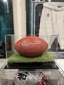 Le ballon de match NFL Duke signé par Patrick Mahomes avec certificat d'authenticité Fanatics MVP et vitrine