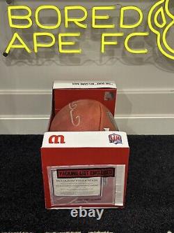 Le ballon de match NFL Duke signé par Patrick Mahomes avec certificat d'authenticité Fanatics MVP et vitrine