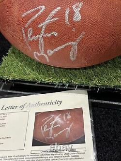Le football NFL signé par Payton Manning avec un certificat d'authenticité de JSA et un étui de présentation inclus