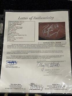 Le football NFL signé par Payton Manning avec un certificat d'authenticité de JSA et un étui de présentation inclus