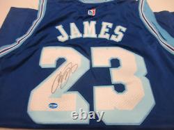 LeBron James des LA Lakers a signé un maillot de basketball bleu autographié TAA COA