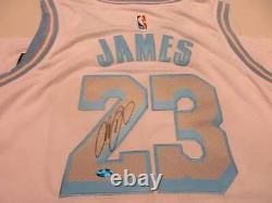 LeBron James des Lakers de Los Angeles a signé le maillot de basketball autographié TAA COA 023