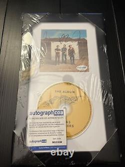 Les Jonas Brothers ont signé l'album CD dans une vitrine avec une pochette et un COA.