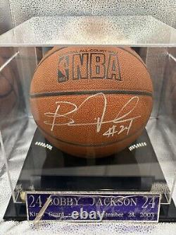 Les Sacramento Kings ont signé un ballon de basket officiel de Bobby Jackson avec une vitrine et un certificat d'authenticité.