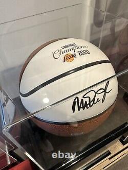 Magic Johnson a signé un ballon de basket Beckett COA + étui d'affichage